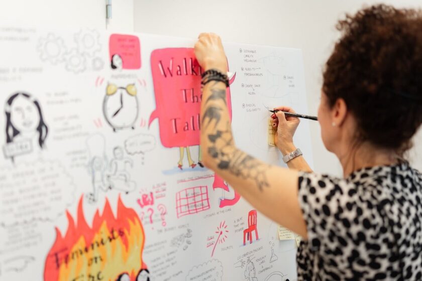 Therese Hartgers in actie als live tekenaar. 